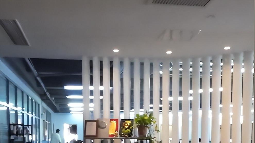 男生被张雪峰公司录用，差点被规定感动哭：他是真的为大学生着想