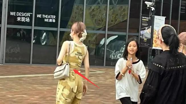 李小璐带女儿看展，身材发福气色不佳，白发明显，甜馨皮肤黝黑