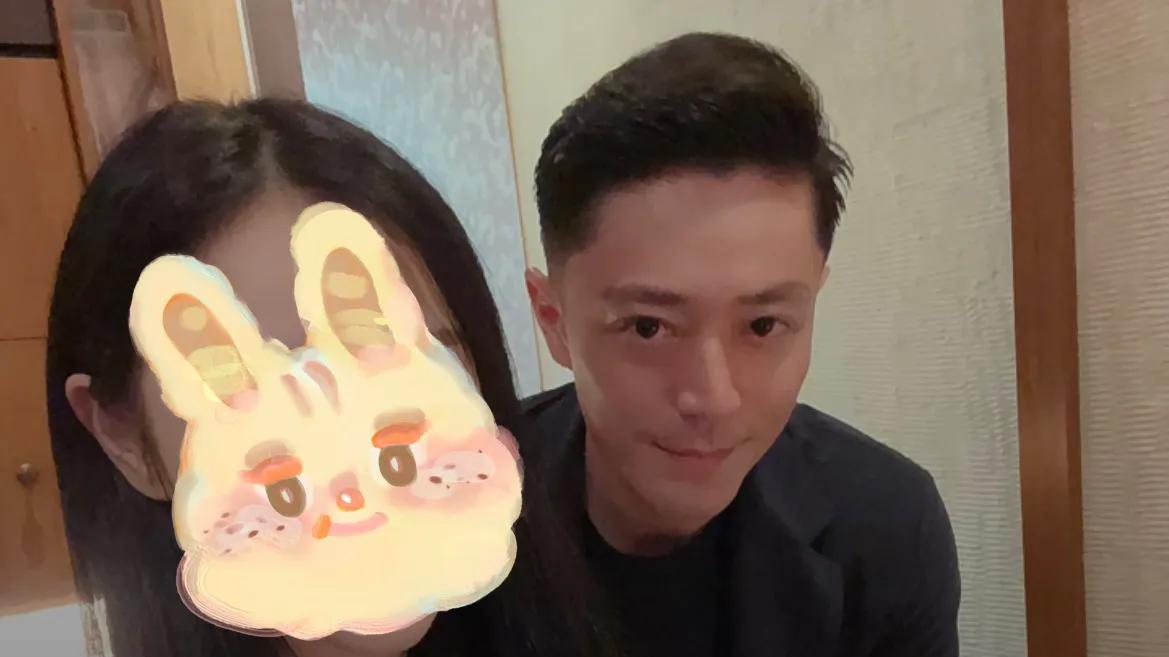 霍建华|霍建华婚变传闻后首露面，和网友合影心情不错，却难逃美颜滤镜