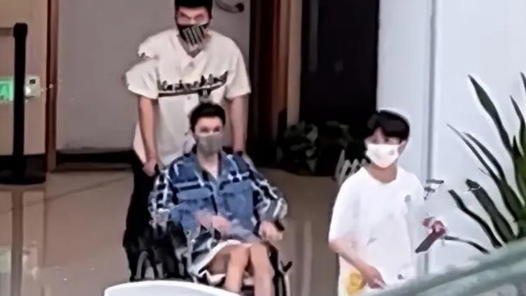 罗云熙拍戏受伤！坐轮椅就医、双腿细如骷髅，大师劝其退圈保命