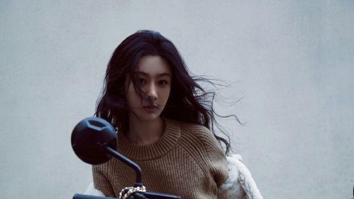 杨紫最新大片被嘲又土又油！肚腩醒目，倒影忘p暴露杨紫真实身材