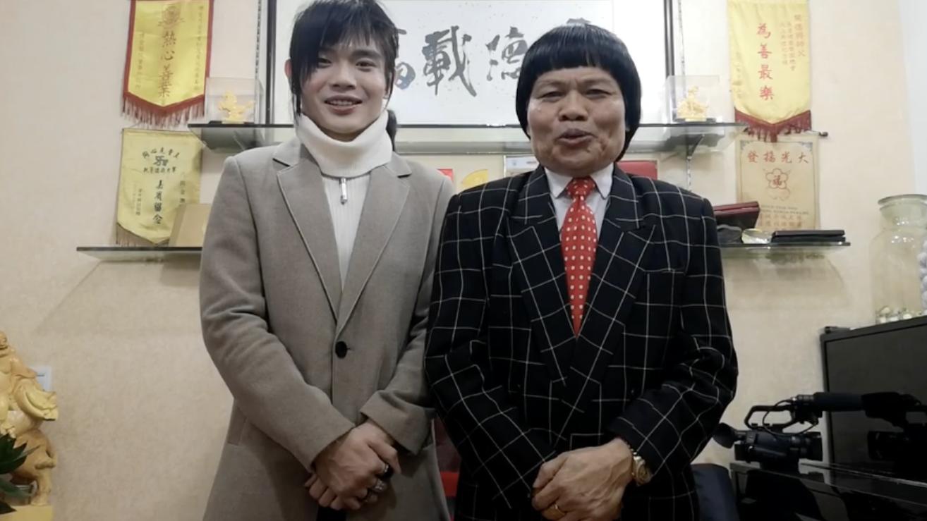 |69岁香港知名丑角与前妻和好，一家三口罕见同框，女方曾抛夫弃子