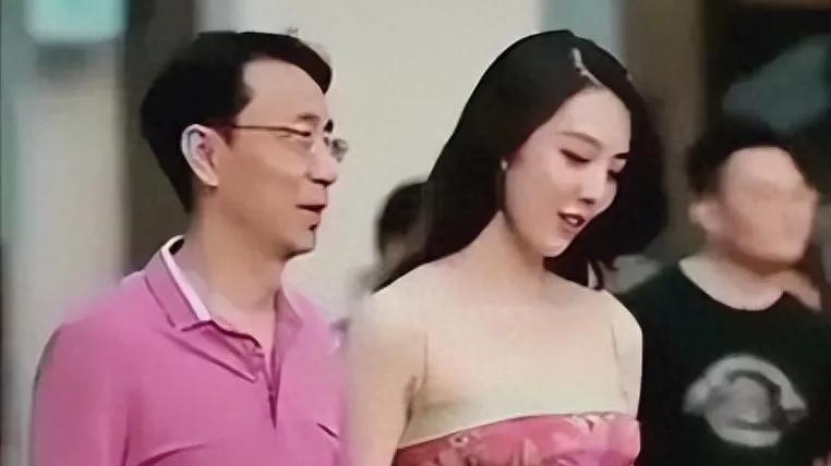 牵手门后董思槿现身健身房，身材走样，未婚夫开直播，力证爱不变