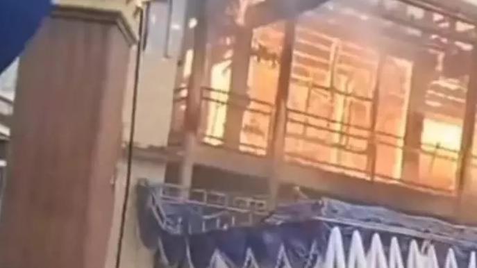 村民办丧事楼房被烧损失百万，房子和财产全部烧光，棺材被抢出来