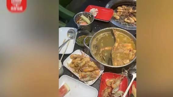 情侣吃自助拿多了把虾倒锅里逃跑