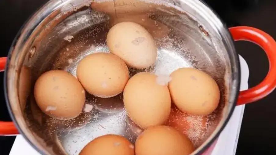 鸡蛋|水煮蛋，最忌冷水下锅煮，教您正确做法，鸡蛋鲜嫩，壳一碰就掉了