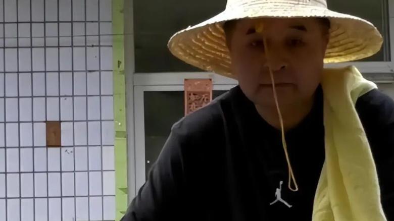 64岁毕福剑凄惨现状曝光，修三轮车，下田种地，生活举步维艰