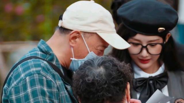 毛晓彤|萌探：黄子韬毛晓彤勇闯相亲角，黄子韬被嫌弃，毛晓彤被追捧