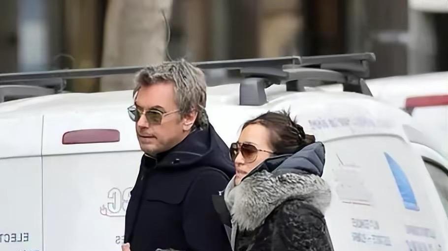 巩俐|巩俐在国外好低调，穿棉衣配棉靴像个老太太，比大17岁老公还显老