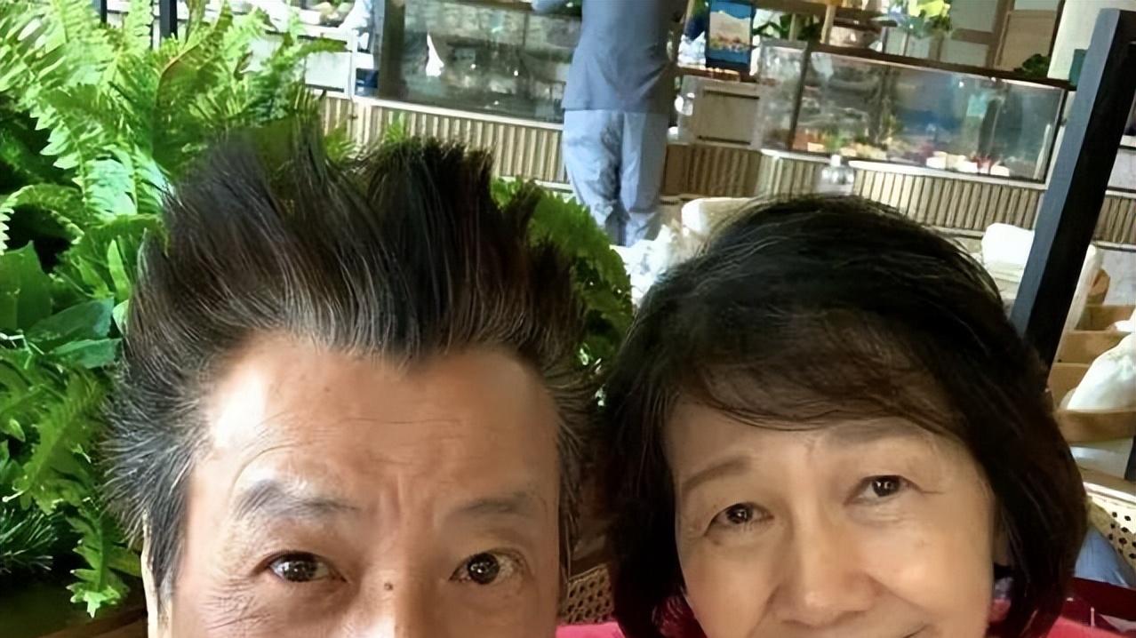 三代同堂！知名港星获家人庆生，年过七十堪称冻龄，孙女意外抢镜