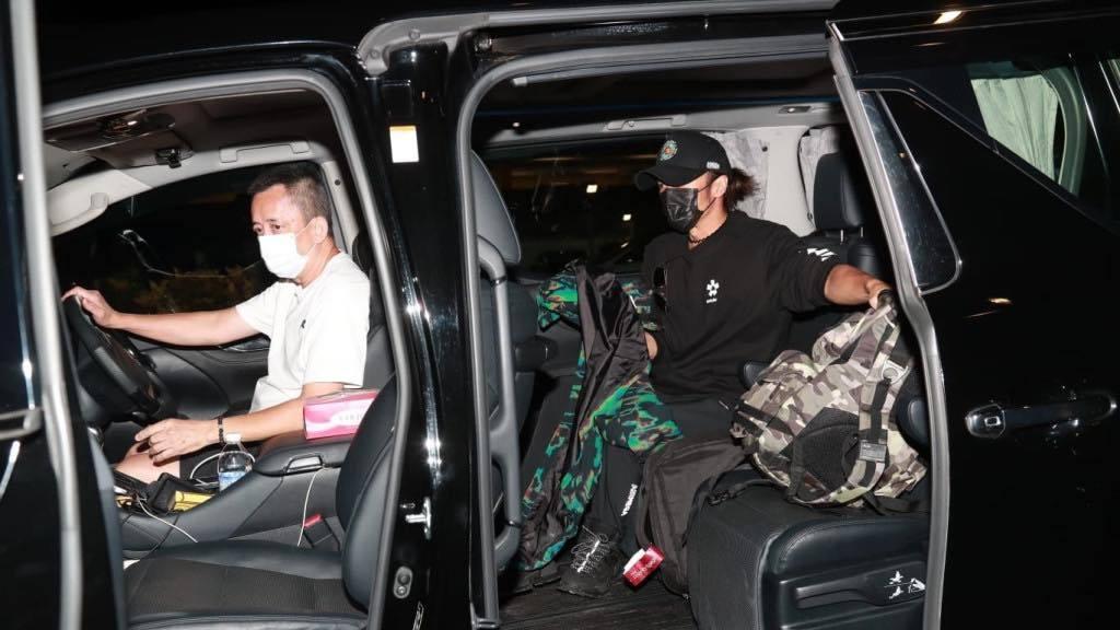 张柏芝大儿子返港，身高已经赶上谢霆锋，机场还帮助爸爸推行李 ?