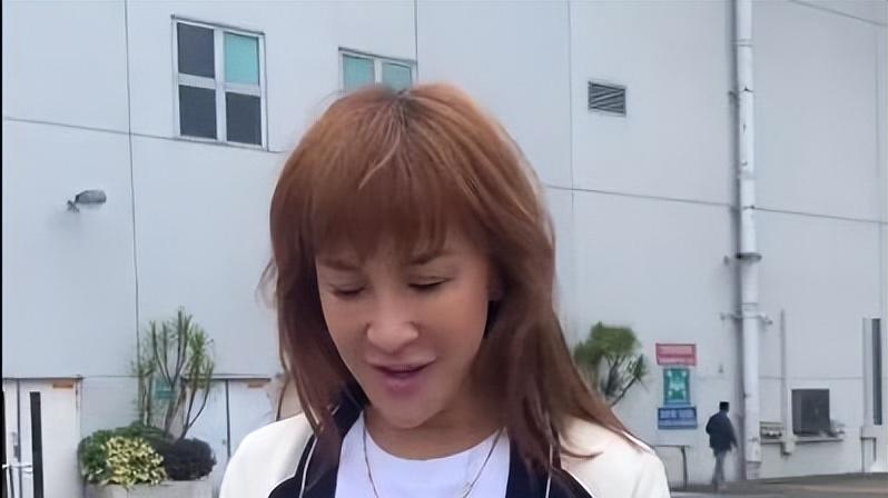 李玟二姐开着一辆豪车出行，红色手链已经换掉了