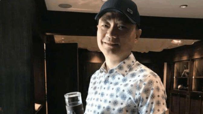 崔永元为谋生计摆摊卖画，从主持人到无工作大楼，暴瘦苍老人憔悴