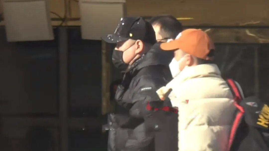 春晚|春晚第4次联排空降多位大咖，沈腾竟缺席，杨紫坐200万豪车现身！