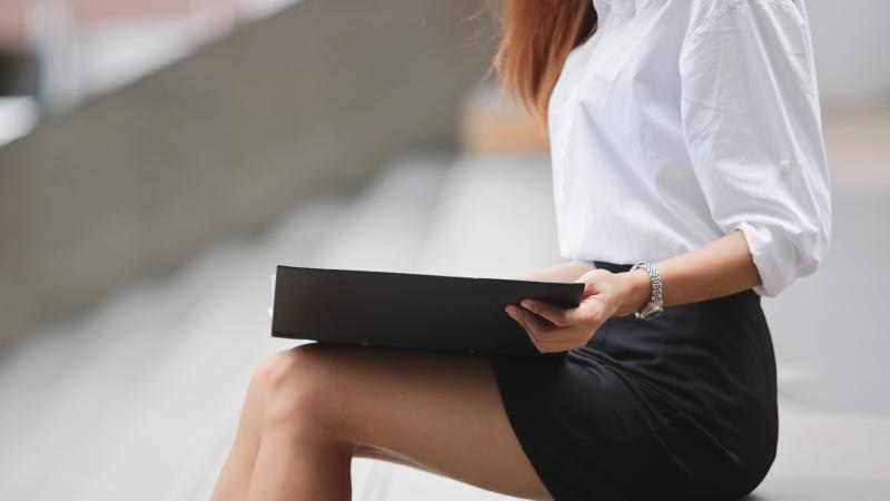 靳东|女子上班第一天因为已婚未育被辞，公司：希望招一个不会怀孕的！