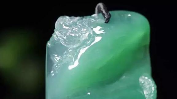 冰种翡翠|颜色层次分明的冰种翡翠片料，龙牌挂件前有神龙后有佛陀，简约却不简单！