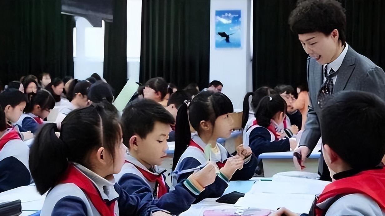 教师|越来越多中小学取消“教师编制”，铁饭碗恐被打破？家长大力支持