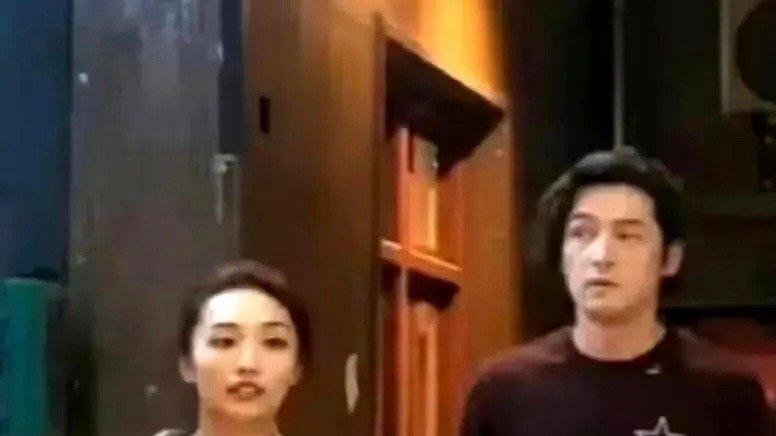 胡歌|胡歌公布女儿小名引热议，现场百天宴晒伴手礼超两千元，为喜糖礼盒扳回一局