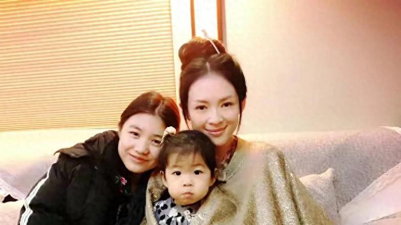 曝章子怡不后悔嫁汪峰，前夫才华横溢，有钱，不欠债拖累孩子