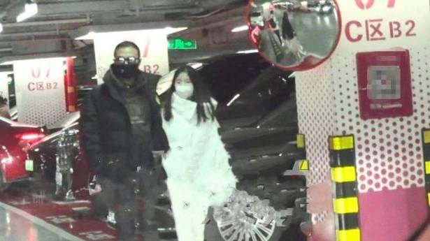 汪峰|汪峰带二女儿逛街，汪璟怡身材高挑气质出众，父女牵手同行好温馨