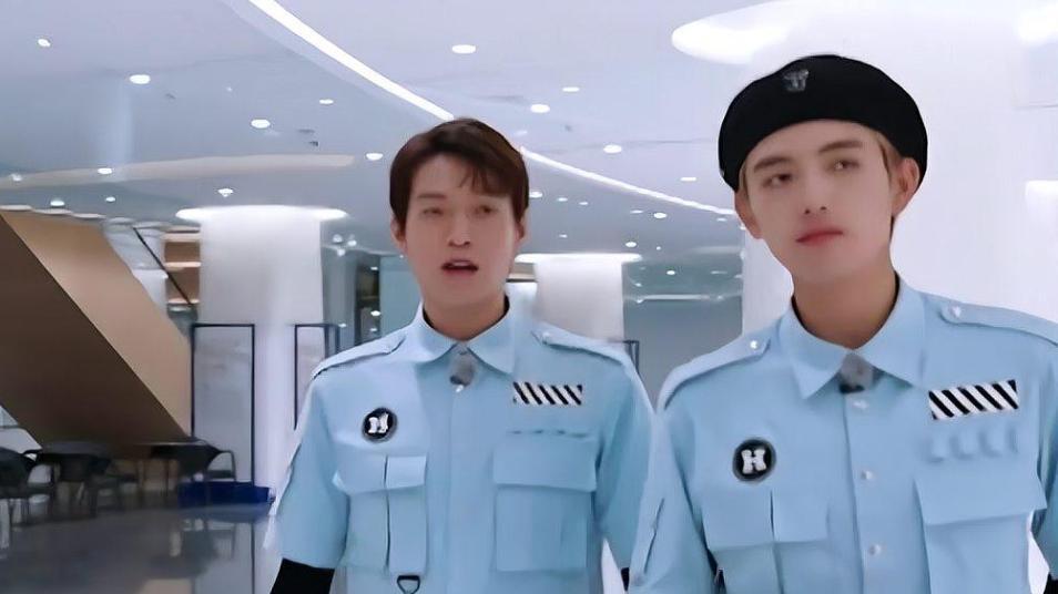 魏大勋|被华表奖花絮笑抽，陈飞宇拉魏大勋避C位，让长辈站中间有礼貌