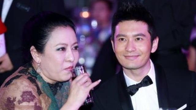 黄晓明|黄晓明和董事长暧昧！吻别依偎超亲密，身份曝光杨颖叶珂都黯淡