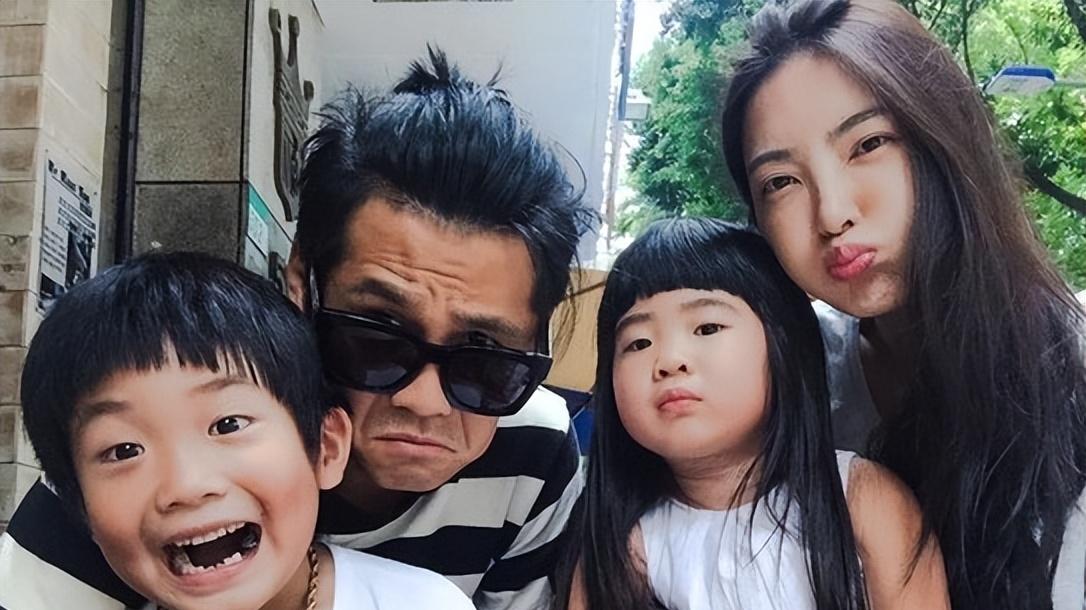 贾静雯长女曹格儿子疑恋爱，互晒比心近照，joe被疑遗传家暴基因