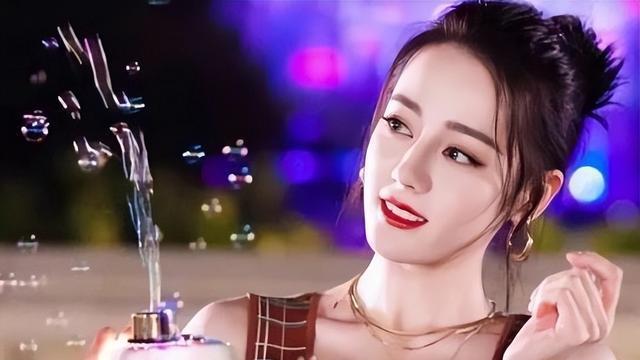 曝迪丽热巴身材造假？侧身时“假臀垫”露馅，胯宽被疑生过孩子