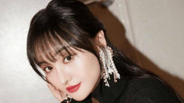 郑爽|郑爽过的一直不快乐，从小就是母亲的棋子，被精神控制着