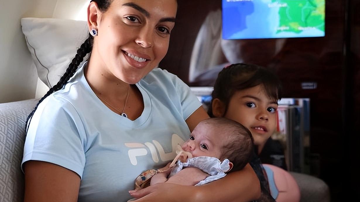 乔治娜|C罗未婚妻自曝曾流产3次！疯狂炫爱马仕大钻戒，丰腴身材越发性感