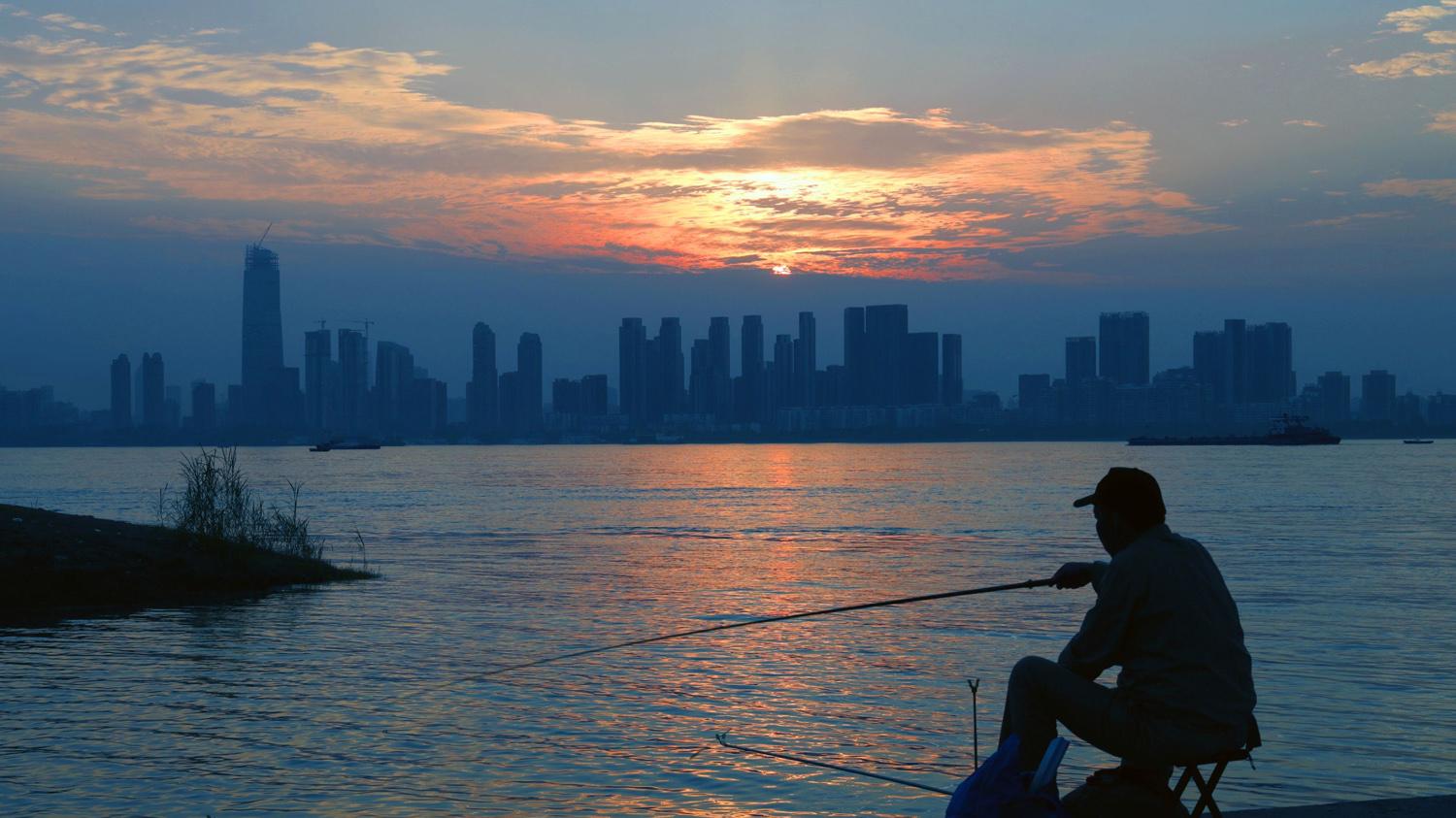 夕阳红|夜晚钓鱼的4个注意事项，增加鱼获的关键，少走许多弯路
