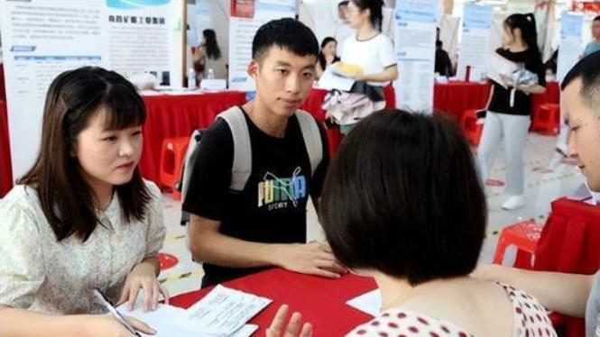 大学生|农村父母省吃俭用，终于供出985大学生，如今却成为全村“笑话”