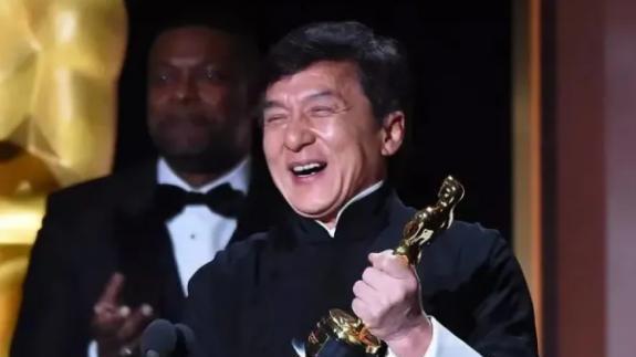 成龙|成龙吴绮莉被曝疑复合后，女方直播深情表白，反思对小龙女太严格