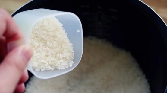 大米|米饭怎么样蒸才更好吃？学会这5个技巧，蒸出来的米饭又香又糯！