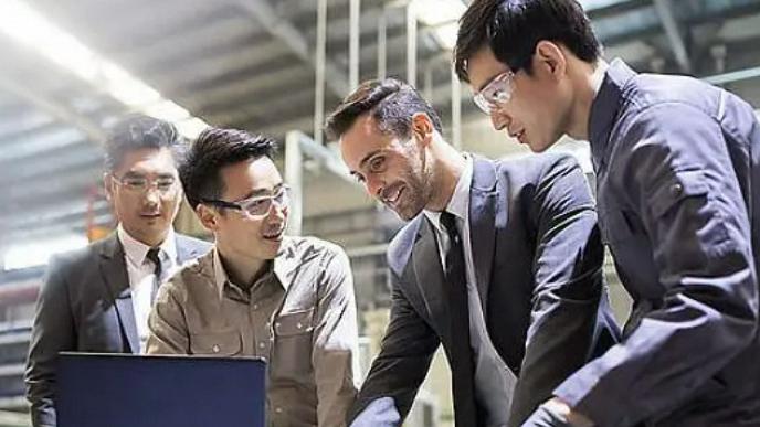 为什么00后都不想进厂？未来工厂要不断降低年龄限制才能招到人了？