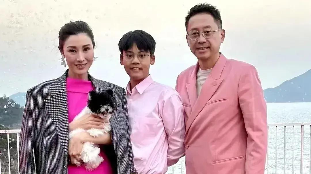 汪明荃成了团宠，合影许晋亨站C位，何猷亨求合影，李嘉欣没人理