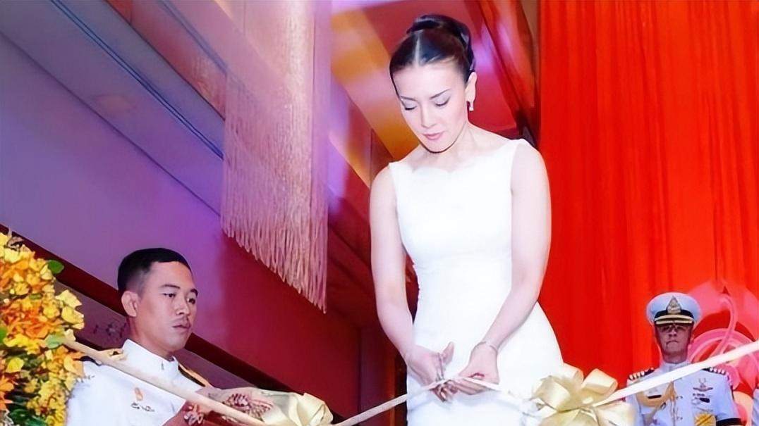 西拉米|51岁西拉米走出皇家别苑，提帮功晒照附送惊喜，乘坐同款御用座驾