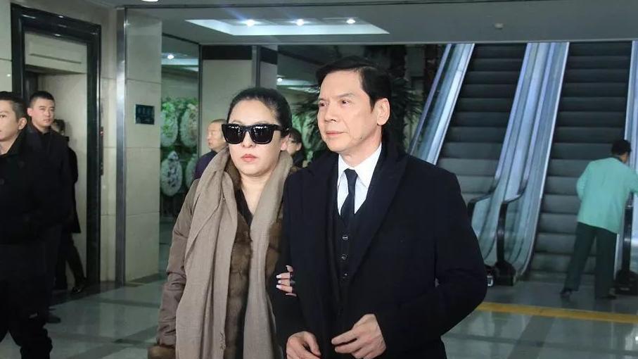 刘銮雄|五个保镖陪买雪糕，衣柜里有1500个包包！富婆的快乐我们想象不到