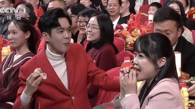 春晚|春晚6个名场面：张若昀反差大、黄渤9年审美不变、周深痛并快乐着