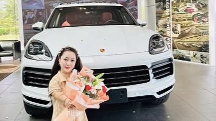 凯特·布兰切特|90公分袖珍人喜提爱车，与助理车旁合影超开心，关系亲密引热议