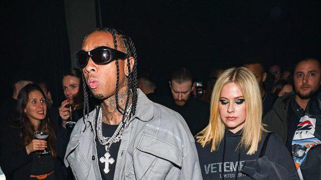 艾薇儿|38岁艾薇儿放飞了！当众和金小妹黑人前任亲吻，刚和未婚夫分手