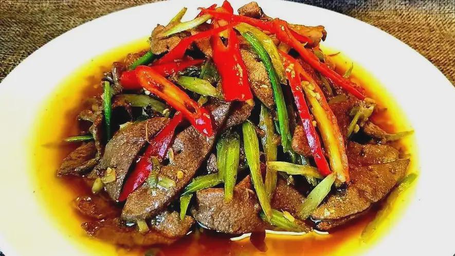 猪肝|炒猪肝时，是先焯水还是先腌制？饭店常用的方法，又嫩又滑无腥味