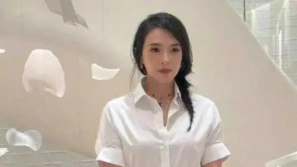 44岁章子怡离婚后首露面！刚离婚就有人追求，早将汪峰抛之脑后！