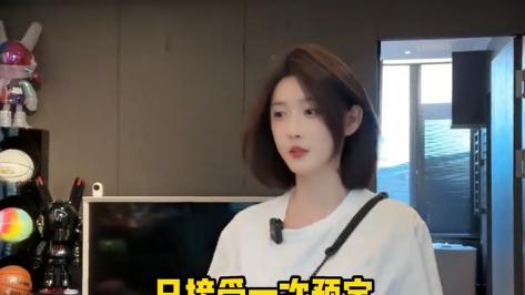 网红聂小雨穿紧身裤，高抬腿、狗低头闻被疑擦边，网友：建议封杀