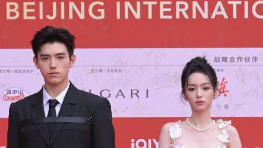 陈飞宇|陈飞宇周也表情管理失败相互冷脸被骂上热搜网友：互欠千八百万