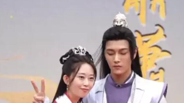 迪丽热巴|迪丽热巴新剧开机，笑容对金世佳冷脸，与和杨紫合作时反差大！