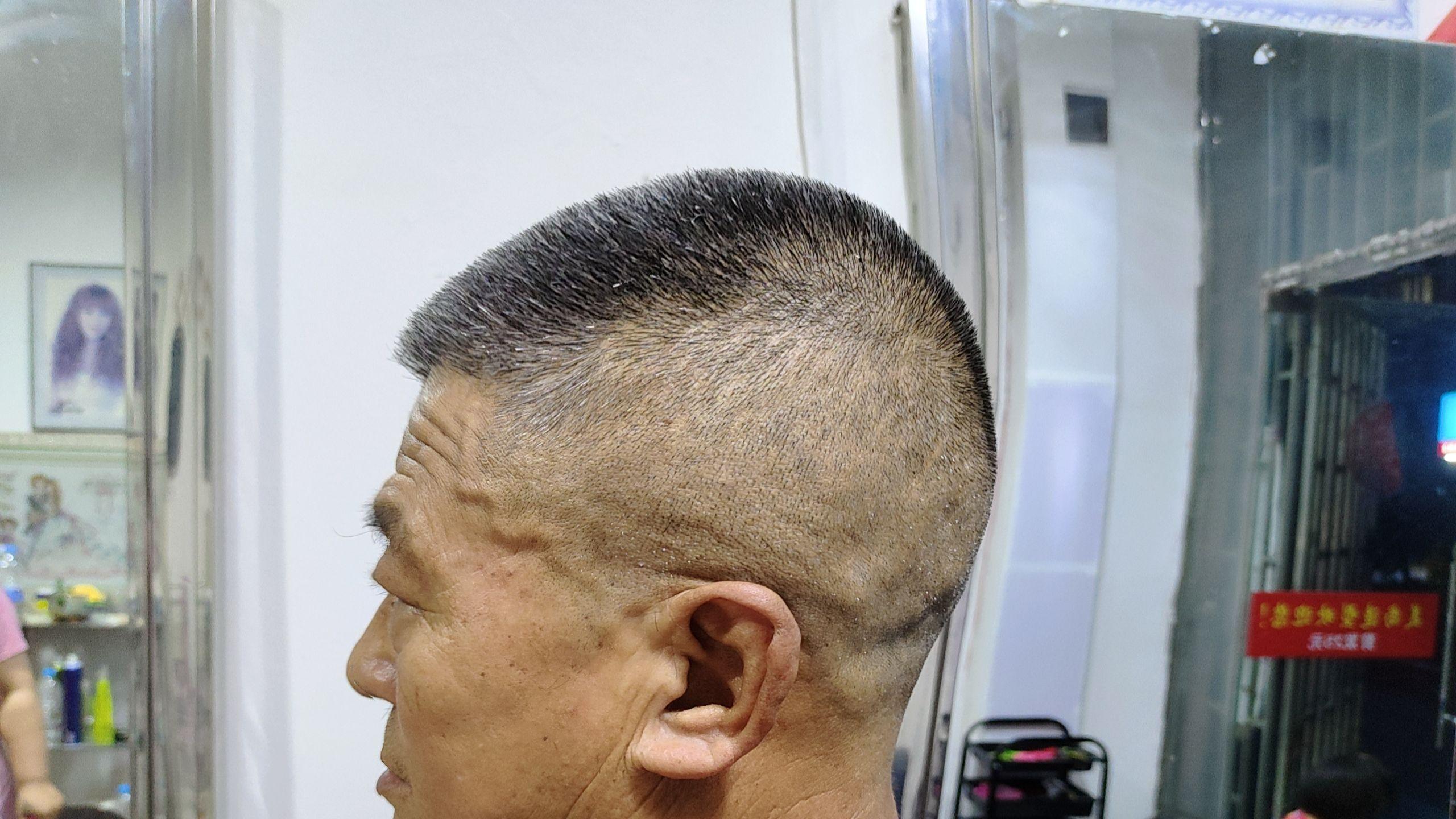 发型 天热就剪周边铲短，不论头发花白大叔还是年轻男士，剪完都很帅