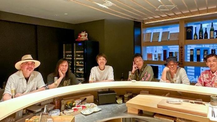 老戏骨刘兆铭晚节不保？跟争议艺人黄秋生交好，兄弟几人其乐融融