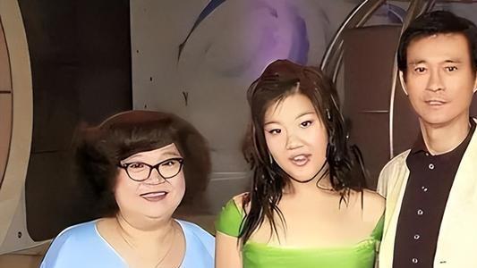 8个月父母离婚，22岁失去母亲，36岁星二代成功逆袭“美女”歌手