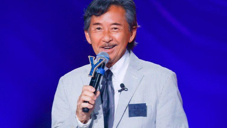 林子祥罕见与前妻同框！搂着前妻表情引争议，与叶倩文合影却冷漠